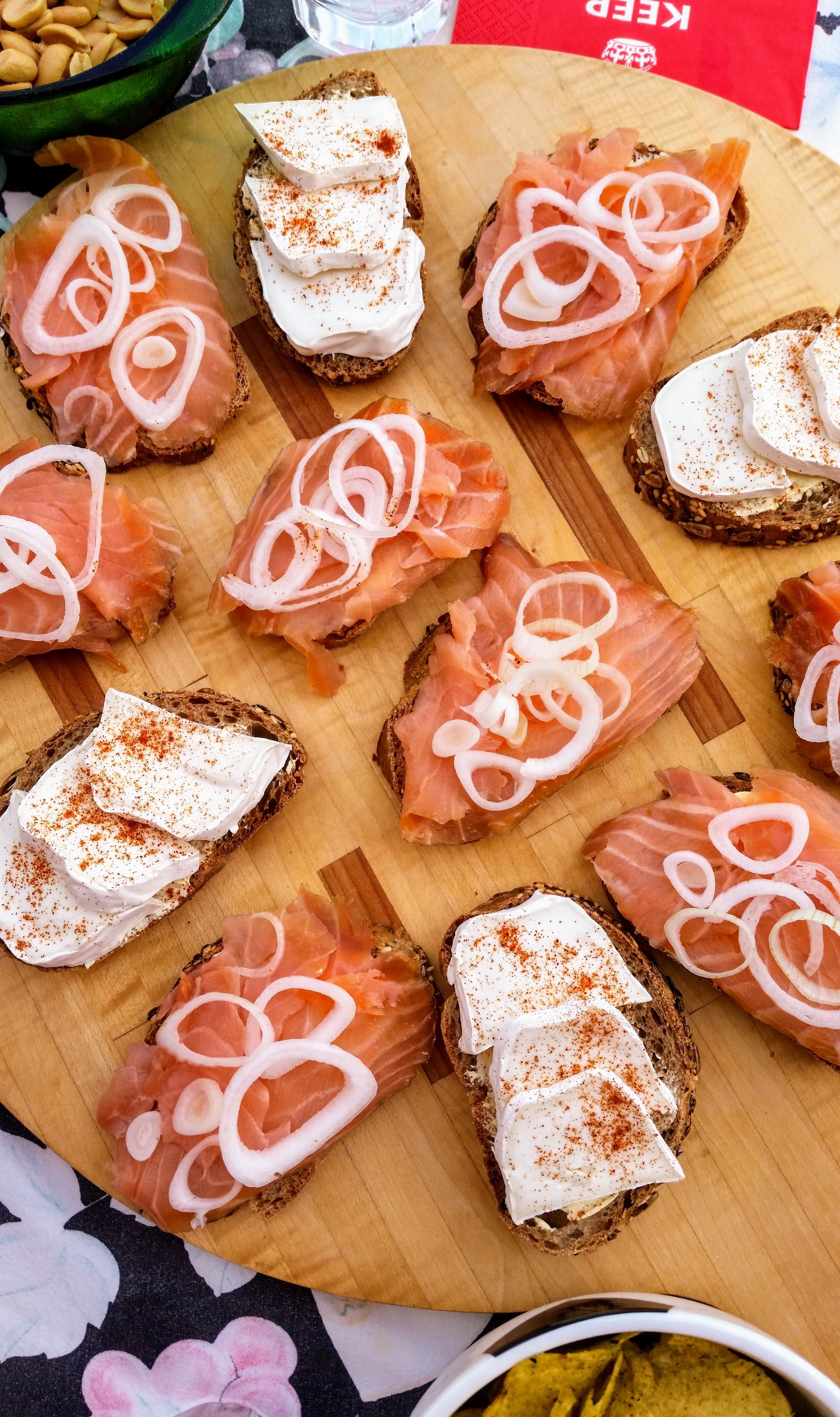 Quick and Easy 5 Minute Appetizer: Whole-grain Bread with Salmon and Goat’s Cheese